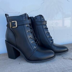 Dilly Women’s Black Ankle Lace Up Boots. New. Size 10.